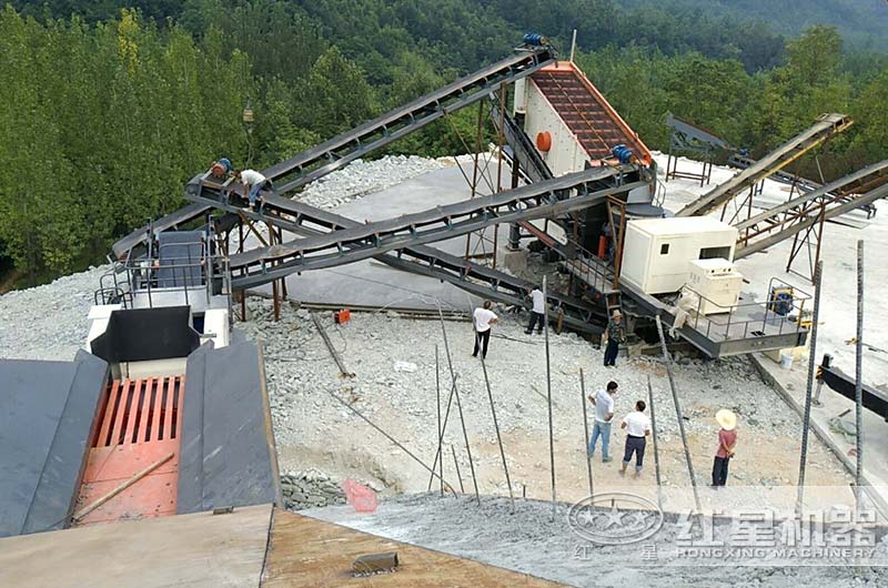 河南客戶移動碎石加工現(xiàn)場