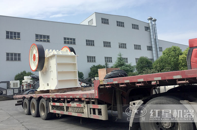 客戶訂購(gòu)的顎式破碎機(jī)正在裝車(chē)
