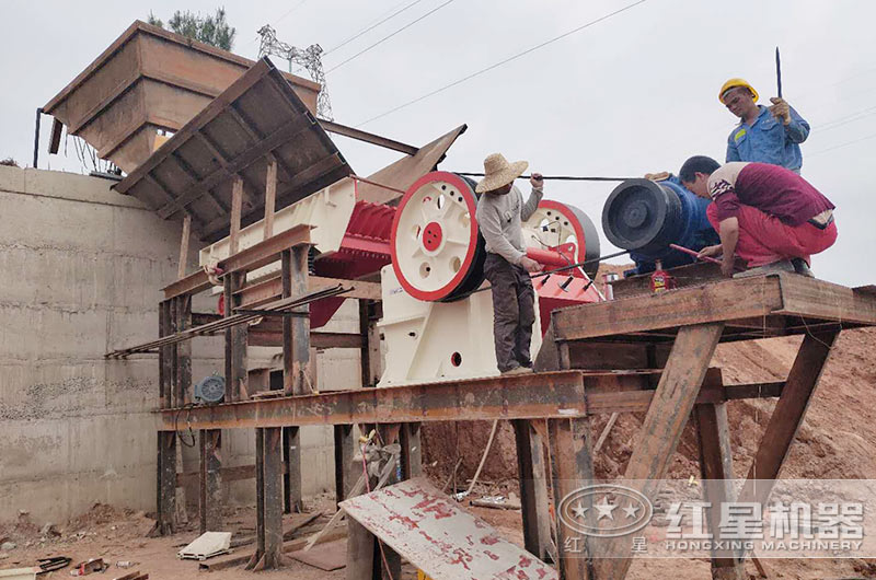 陶瓷破碎設(shè)備安裝搭建現(xiàn)場